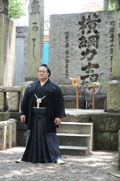 横綱力士碑の前で記念撮影に応じる稀勢の里　（ｃ）朝日新聞社