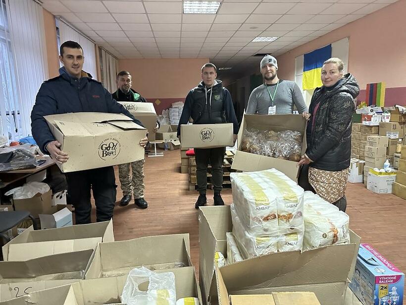 「ボランティア６８」に支援物資が運び込まれてきた＝ハルキウ市で、岡野直撮影