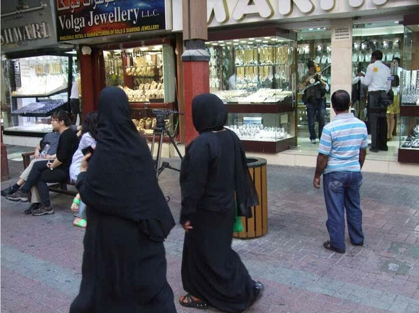 黒いアラブ民族衣装の下は、ゴールドジュエリーだらけ。イスラムの戒律で肌を晒せないが、金大好き人間なのだ（写真提供／豊島逸夫事務所）