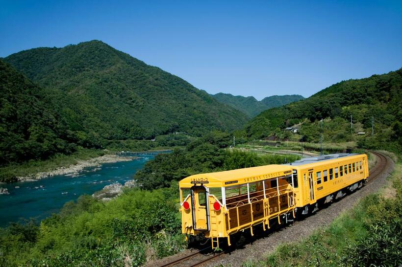 【予土線】
北宇和島－若井
（ＪＲ四国）
「トロッコは、国鉄時代の貨車を改造しています。貨物好きの私としては、そういった点もすごくポイントが高いです」（久野さん）
（ｐｈｏｔｏ　ＪＲ四国提供）