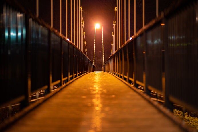 夜は橋の両端にライトが灯り、神秘的でもあり怖くもあり……