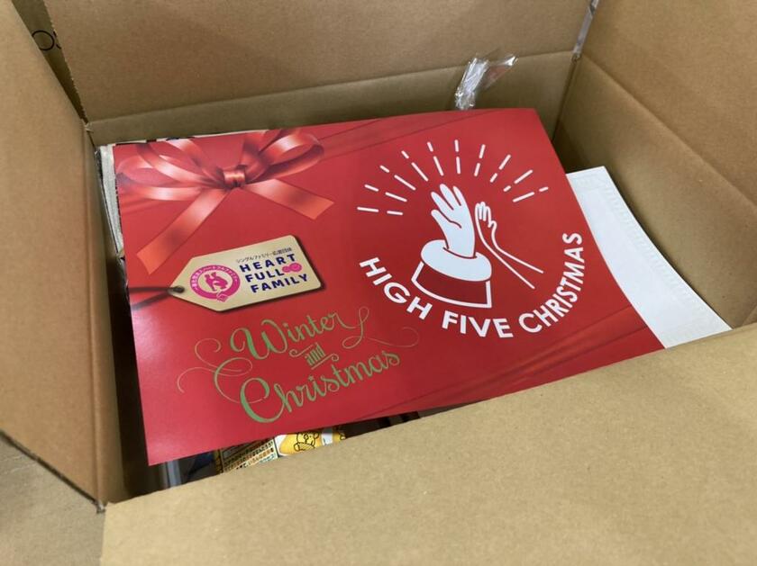 お菓子やポーチ、日用品などが詰まったプレゼントボックス。クリスマスプロジェクトの詳しい情報はこちら。
https://www.hf-f.com/charity-for-christmas2021/