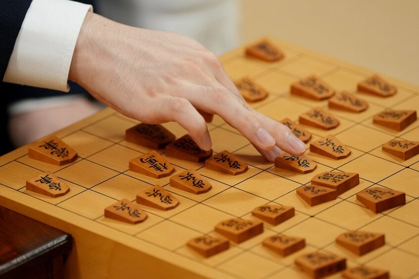 名人戦の局面を盤面に再現する藤井聡太名人＝2025年6月、東京・千駄ケ谷の将棋会館