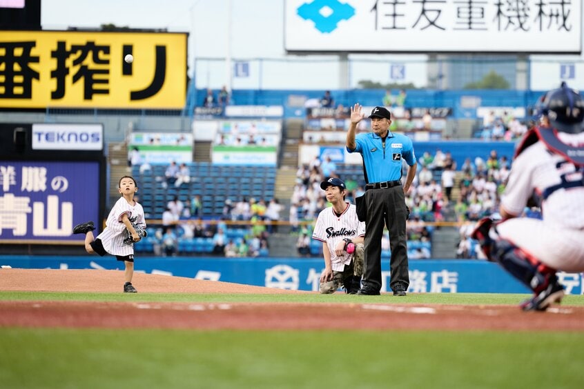 難病「歌舞伎症候群」を持つ吉次楽くん(7)は、神宮球場で始球式に挑戦。バウンドさせながらもキャッチャーに届く球を見事に投げきった(写真:佐藤創紀/写真映像部)