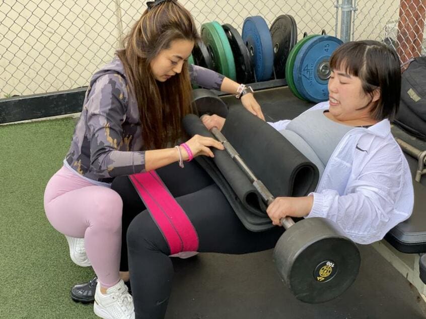 ロサンゼルス滞在中、仕事で訪れたSPICE UP FITNESS主宰のトレーナー・岡部友さんと合流(岡部さん提供)