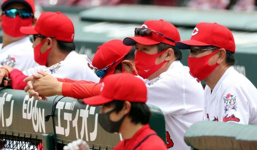 広島の佐々岡監督(右から2人目)=代表撮影(C)朝日新聞社