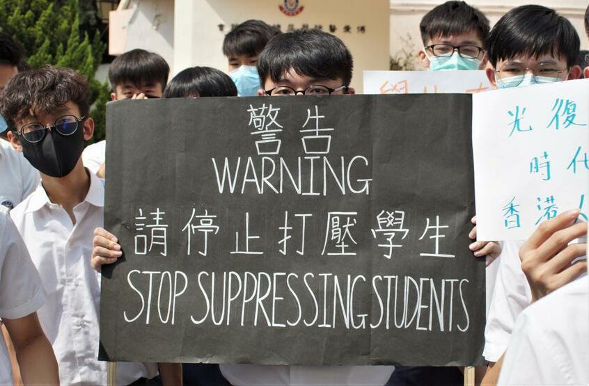 警官との攻防の中、銃で肺を撃たれた中学5年生の学友が校内で抗議のアピール(撮影/今井一)