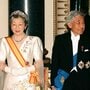 上皇さまと美智子さまに背を向け、こぶしを突き上げた英国人の元捕虜たち　英王室ジャーナリストが見つめた戦後   #戦争の記憶