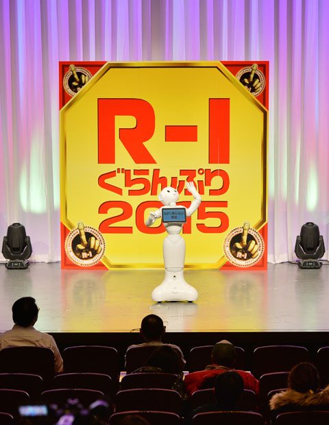 ひとり芸人日本一を決める大会に出場したロボット。この日だけで、参加者は２００組以上。機械は、噛まない、アガらない。既定のネタを粛々と遂行するのだった。一般発売は２月。１９万８０００円（税抜き）を予定している（撮影／写真部・東川哲也）
<br />