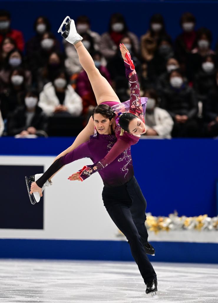 アイスダンスのフリーダンスで演技をする小松原美差里、尊組