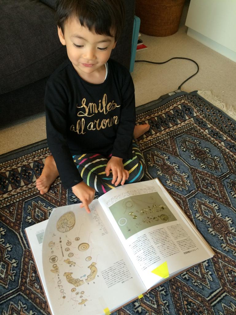3歳のころの都央さん。当時から機械式時計の仕組みを本で読んでいた（家族提供）