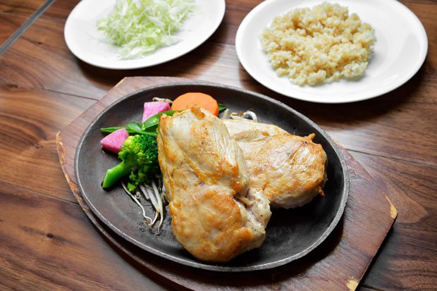 「鶏ムネ肉のステーキ（４００グラム）」。おろしポン酢とおろしニンニクの自家製タレも用意されていて、「味変」できる（撮影／高井正彦）