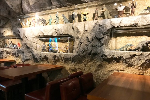 店内には怪獣や宇宙人のリアルなフィギュアもズラリと展示されている。　(C)円谷プロ
<br />