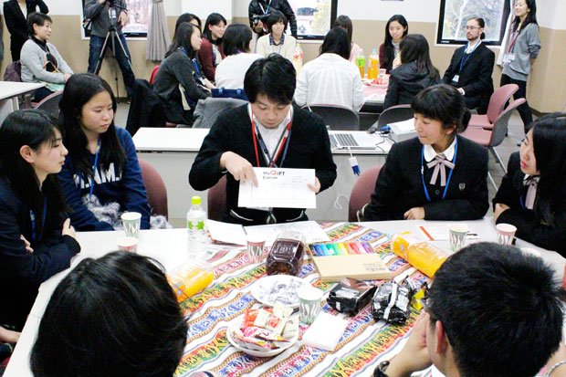 昨年１２月に、高校生を対象に関西学院大学で行われた「ＧＯ　ＧＬＯＢＡＬ　ＪＡＰＡＮ　ＥＸＰＯ」でのロールモデルカフェ。インドネシア産カカオを使ったチョコレート店「Ｄａｒｉ　Ｋ」を起業した吉野慶一さんの話に、高校生が耳を傾ける（撮影／編集部・高橋有紀）
<br />