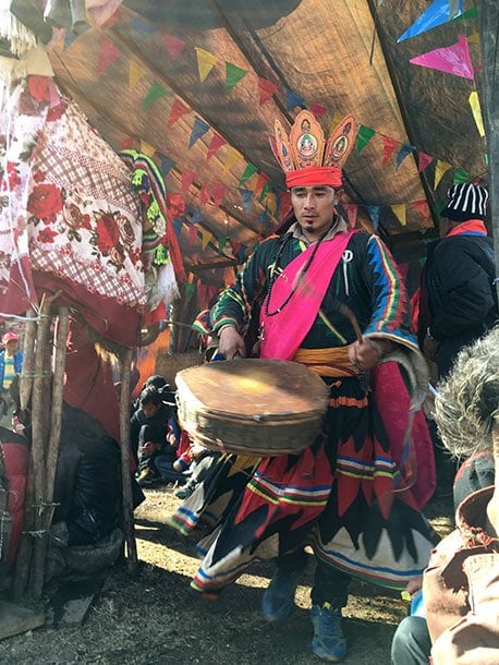 ラマ僧は何時間も太鼓をたたきながら踊っていた（2015年12月）