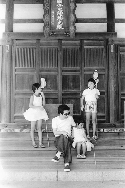 井上ひさし（いのうえ・ひさし）／1934年、山形県生まれ。小説家、劇作家。1983年に劇団「こまつ座」を創立。『手鎖心中』で直木賞、『吉里吉里人』で読売文学賞など受賞多数。2010年、肺がんで死去。写真は千葉・下総国分寺で。機嫌の悪い麻矢を父がなだめている