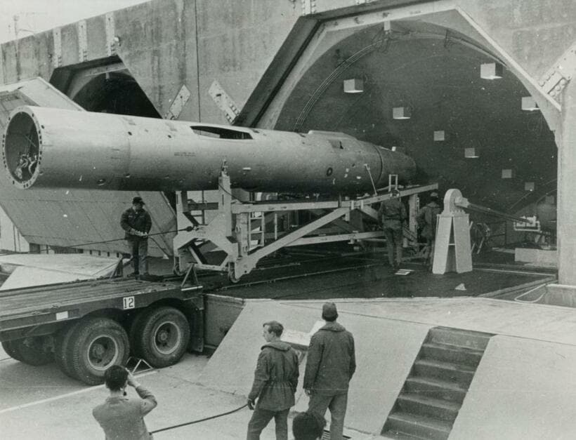 返還前の沖縄には一時、米軍の核が配備されていた。写真は１９６９年、撤去される地対地中距離核ミサイル「メースＢ」