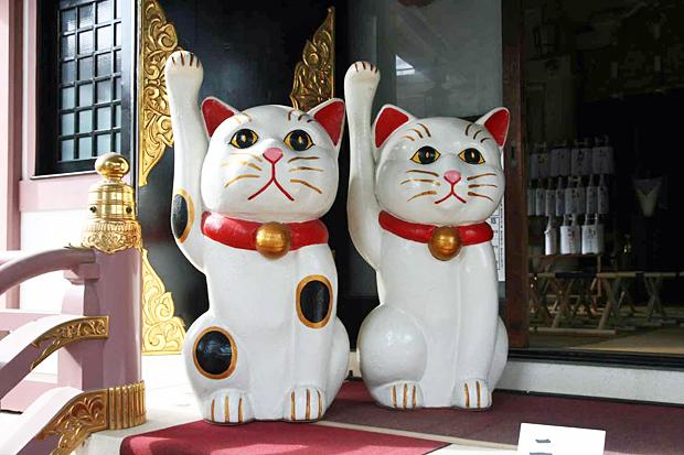 今戸神社社殿に鎮座いる対の招き猫像