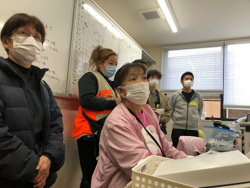 朝のミーティング。中心的な役割を果たすのは地元の看護師、中村悦子さん（中央）。自らも被災しながら福祉避難所と訪問看護ステーションの仕事は続けてきた（撮影／古川雅子）