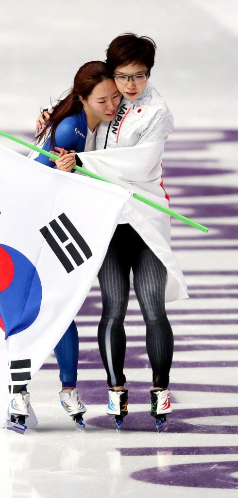 女子５００メートルを制した小平奈緒（右）は２位の李相花と抱き合った平昌五輪の名場面
