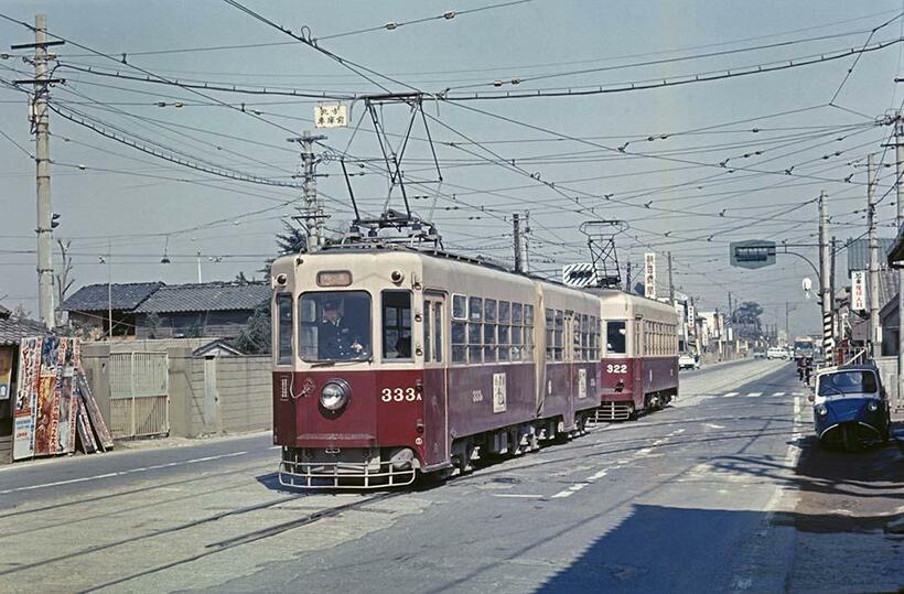 青空を背景に春陽に映える331型連接車と321型ボギー車。331型は連接部の中間台車に2個の電動機を外吊りに取り付けたユニークな構造だった。北方車庫前（撮影／諸河久）