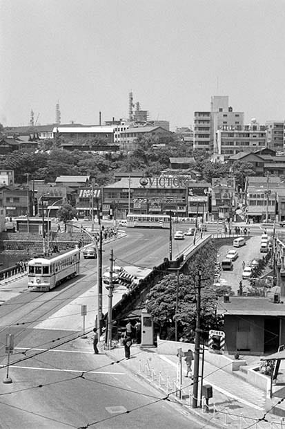 外濠を割った狭隘な土塁の上に停留所があり、乗客は安全地帯のない停留所で乗降していた（撮影／諸河久：1964年5月17日）