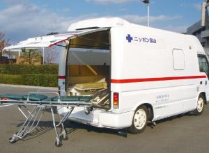 ニッポン寝台の車両。ストレッチャー・車内装備は救急車とほぼ変わりない。全国で利用できる　（ニッポン寝台提供）