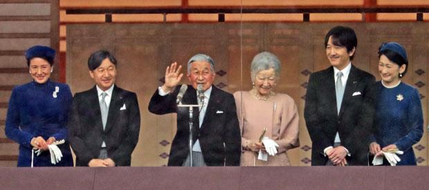 誕生日を祝う一般参賀の最後にそろってベランダに立った両陛下、皇太子ご夫妻、秋篠宮ご夫妻＝２０１８年１２月　（ｃ）朝日新聞社