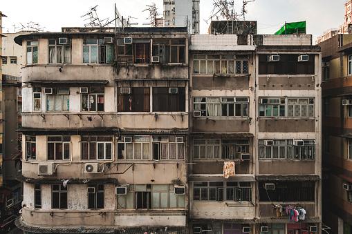 耐震性不足を自治体に認定された「要除却認定マンション」は、総会での5分の4以上の賛成により敷地売却決議が可能になった※写真はイメージです（（c）Getty Images） 