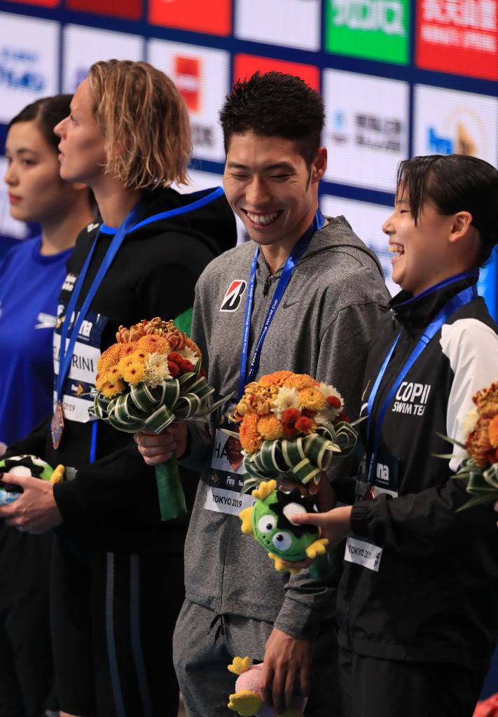 競泳・ワールドカップ東京大会の男子２００メートル個人メドレーで３位になり、表彰式で笑顔を見せる萩野公介（中央）＝８月３日