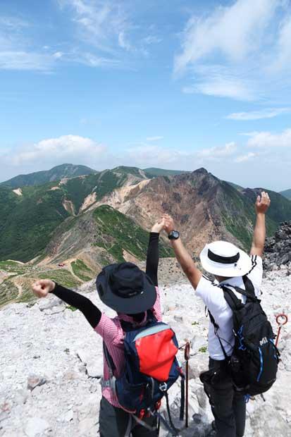 那須岳（茶臼岳）の山頂から。前方に見えるのが朝日岳（撮影／加藤夏子）