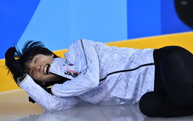 エキシビション練習で笑顔をみせる羽生結弦　（ｃ）朝日新聞社