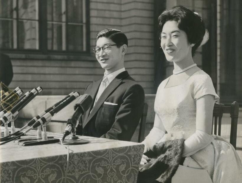 1960年　結婚式を終え記者会見する島津久永と妻の島津貴子さん　（Ｃ）朝日新聞社