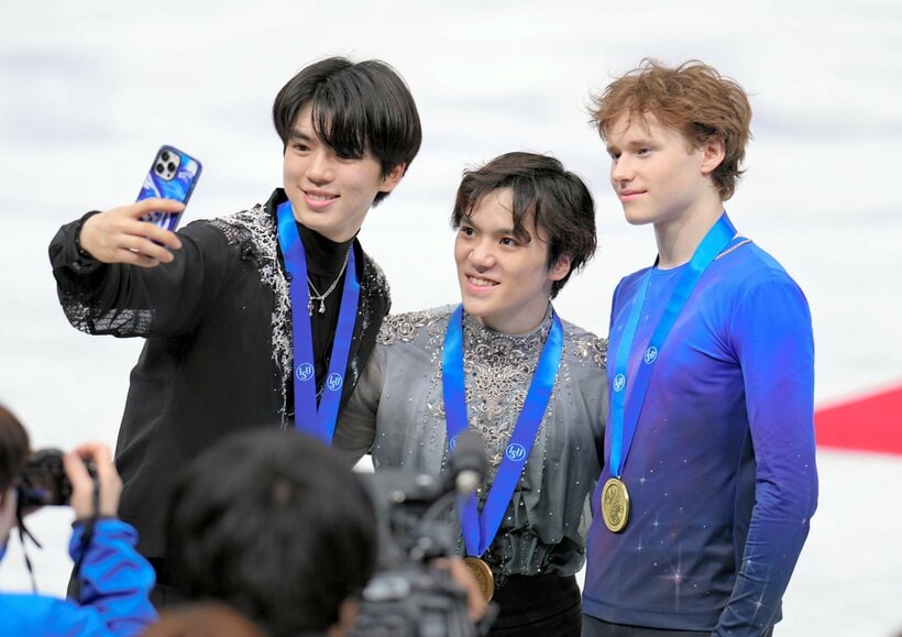 昨年3月の世界選手権で優勝し、表彰式後にイリア・マリニン（右）らと記念撮影する宇野昌磨。左は2位の車俊煥