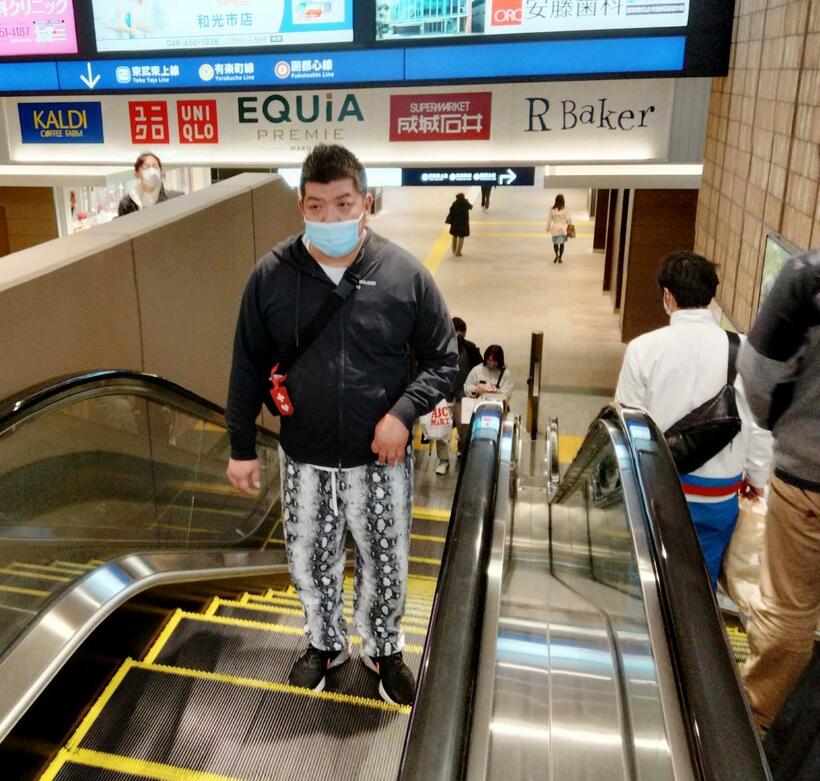 エスカレーターを降りようとする川瀬正広さん。地元の駅にある距離の短い低速のエスカレーターは乗りやすいのだという（写真／編集部・國府田英之）