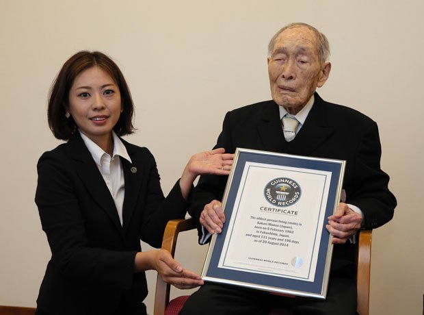 昨年８月、家族が「世界最高齢男性になったよ」と言うと、「うん、うん」とうれしそうだったという（代表撮影）　（ｃ）朝日新聞社　＠＠写禁