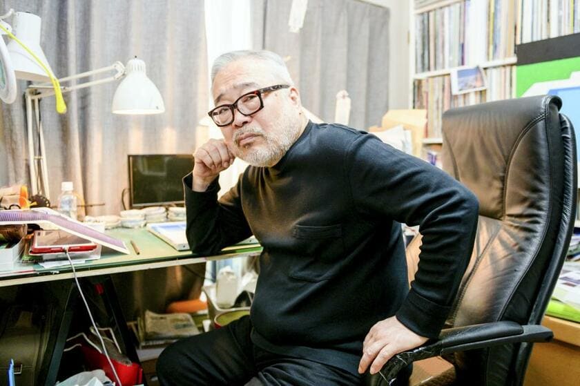 イラストレーターの永井博さんのアトリエで。手がけた「Ｐａｃｉｆｉｃ　Ｂｒｅｅｚｅ」のジャケットが米国で「Ｂｅｓｔ　Ｉｌｌｕｓｔｒａｔｅｄ　Ｖｉｎｙｌ　ＬＰ」を受賞（撮影／岸本絢）