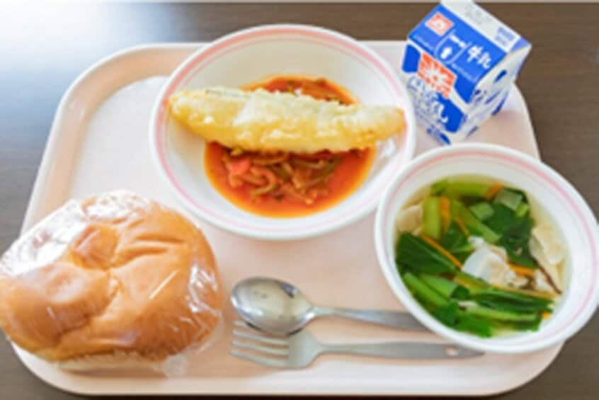 渋谷区の学校給食。パン、タラのベニエ バスク風ピペラード添え、豚肉と小松菜のスープ、牛乳=同区提供