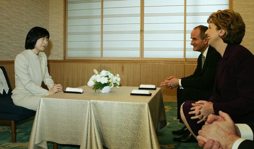 2005年には、天皇家の内親王である紀宮さま(現・黒田清子さん)が、アイルランドのメアリー・マッカリース大統領とその夫のマーティン氏と都内ホテルで会見をしている。愛子さまが両陛下を支え、おひとりで賓客を接遇する日も近いかもしれない=2005年、都内ホテル