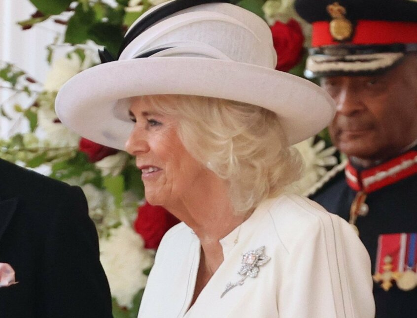 歓迎式典で両陛下を出迎える英国王夫妻。カミラ王妃の胸には、エリザベス女王のコレクションであった23カラットの「ピンク・ダイヤモンド」のブローチ=2024年6月25日、ロンドン
