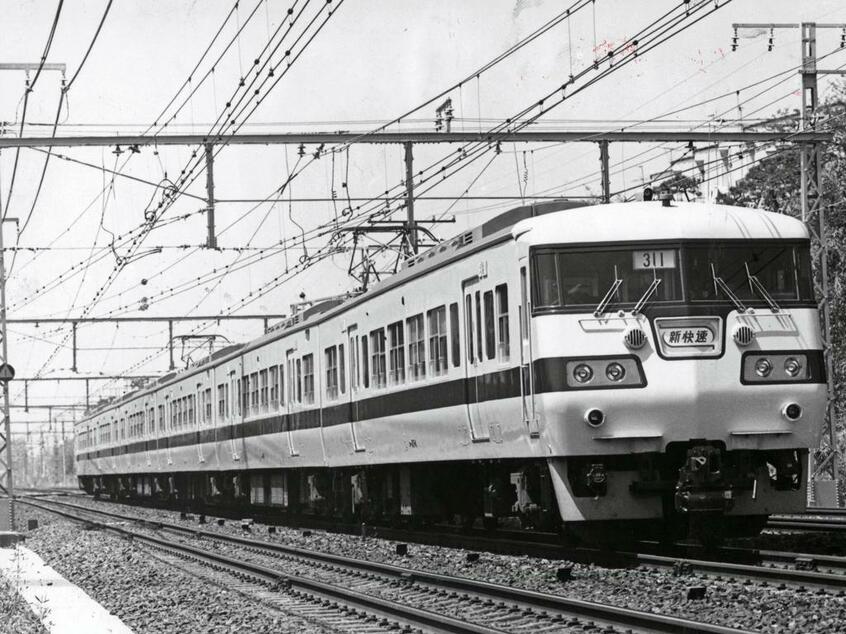 速くて快適という「新快速」のイメージを定着させた117系。クリーム色地にマルーン色の帯を巻く塗色は、現在の「新快速」の帯に引き継がれている。(C)朝日新聞社
