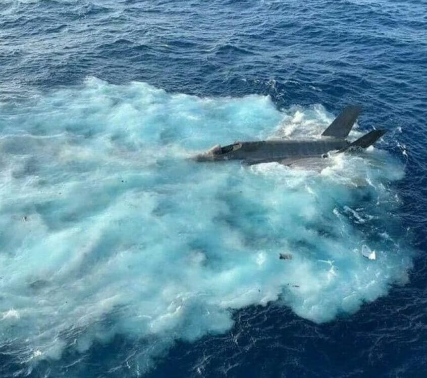 墜落して海底に沈む前の新鋭F-35Cステルス戦闘機。緊急脱出した操縦士はヘリコプターで救助された。甲板要員ら計7人が負傷したという(写真:米海軍提供)