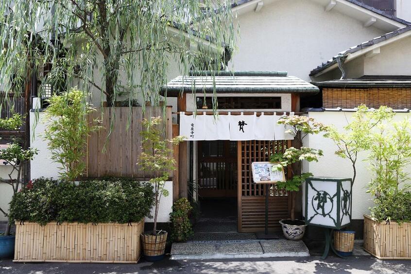 普茶料理 梵/「普茶料理」とは、江戸時代に中国の隠元禅師が京都・宇治の黄檗山萬福寺に伝えた、卓上で食す中国風の精進料理。同店では動物性の素材を一切排し、野菜や豆腐を使って季節の風情を楽しませる。(撮影/写真部・加藤夏子)