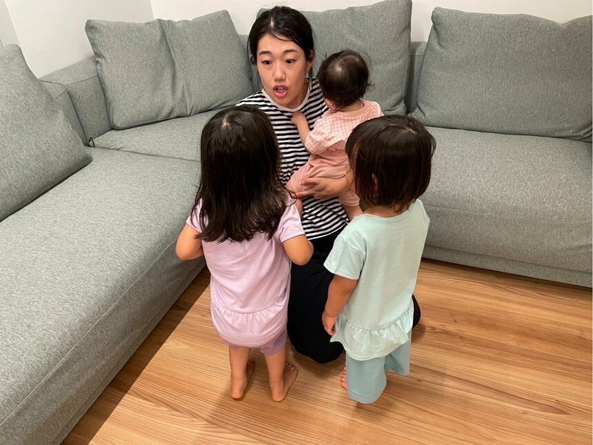 3姉妹と毎日ドタバタ！　『ドタバタ子育て大作戦　三姉妹のれんらくちょう』（オレンジページ）から