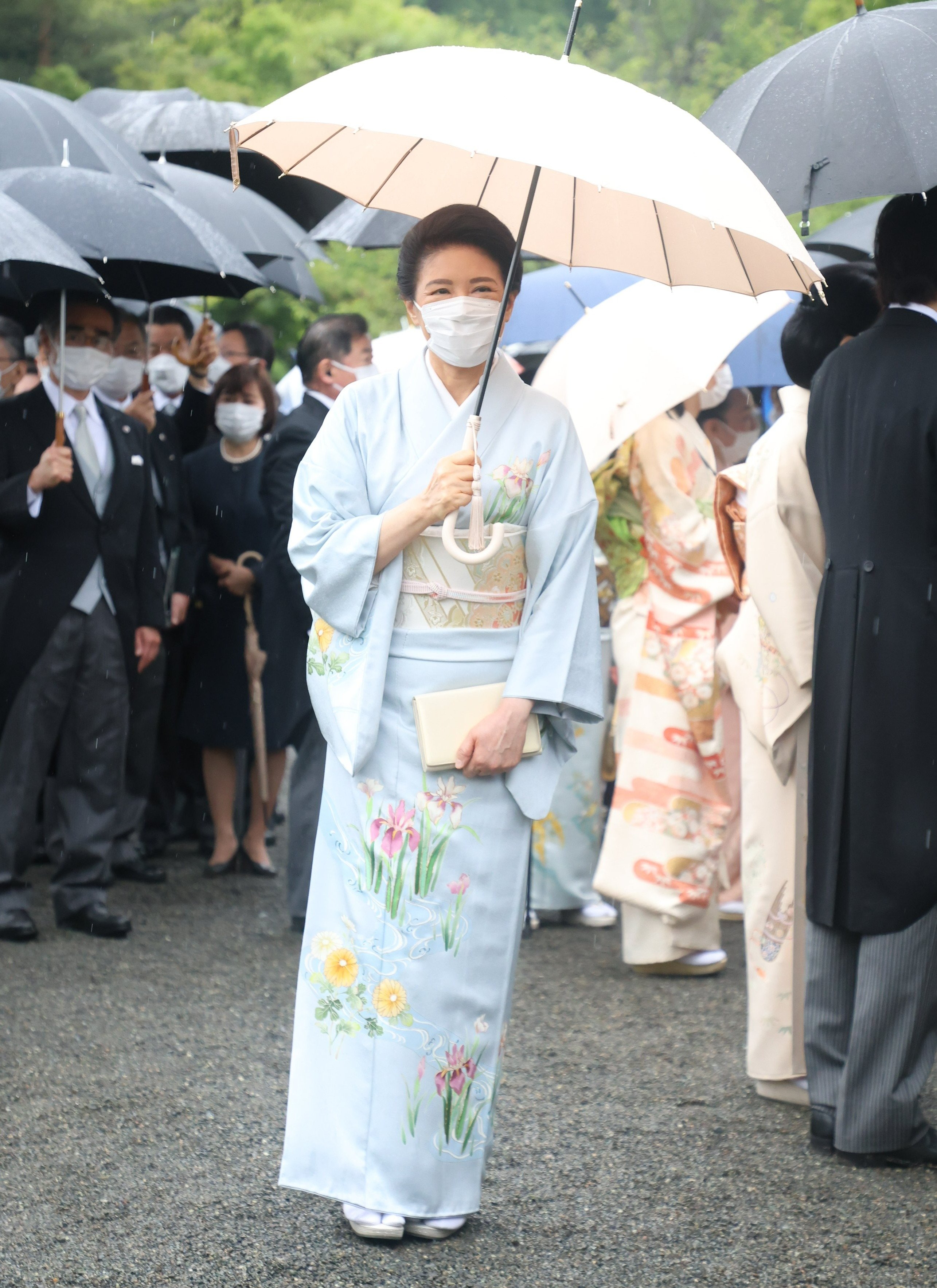 園遊会で皇后雅子さまのお着物に注目 袖には天皇家の「菊紋」と格調高い鳳凰の帯、愛子さまが幼い時期は「貝遊び」の柄行も(AERA dot.) - goo  ニュース