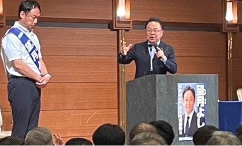 望月氏(左)の応援で演説する世耕氏