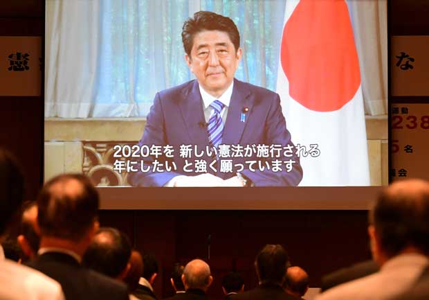 日本会議が主導する「美しい日本の憲法をつくる国民の会」などの集会にビデオメッセージを寄せた安倍首相。出席者は真剣に聞き入っていたという　（ｃ）朝日新聞社