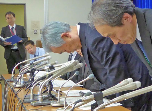 「扶養親族等申告書」を巡る問題で謝罪する日本年金機構の水島藤一郎理事長（右から２人目）　（ｃ）朝日新聞社