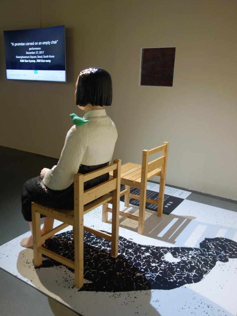 ２０２０年春に、台湾の台北市現代美術館で開催された「表現の不自由展」で展示された「平和の少女像」（写真：岡本有佳さん提供）