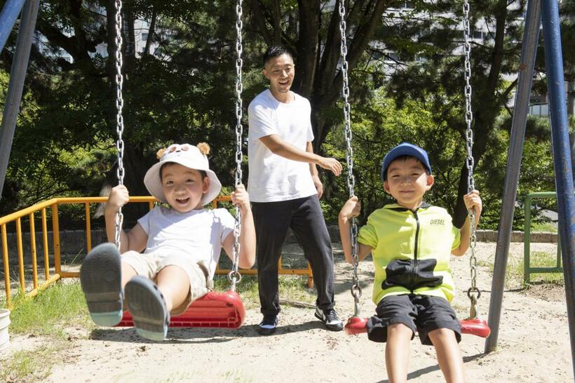 近所の公園は緑豊か。息子たちはカエルやトカゲの姿に大喜び。移住して良かったと思う瞬間だ（写真＝工藤隆太郎）